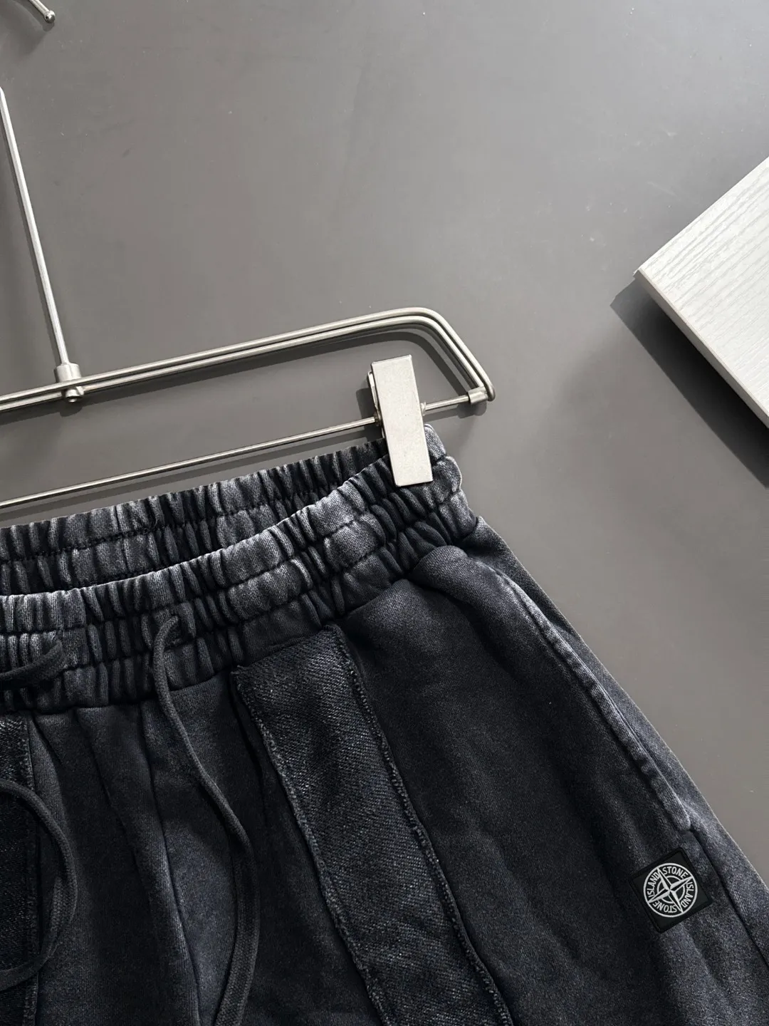 🅿️330 shipped next day, high quality Stone lsland/stone island 2025 spring and summer new style casual solid color loose shorts with elastic band, two needle stitches at the hem of the trousers, fine and firm stitching, custom-made fabrics at the counter, high breathability and comfort, impeccable details, brand element design concept, reflecting high quality. It feels delicate and soft! It presents a casual cut and the upper body shape is great! Size: S-XXL